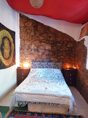 Cama-del-espacio-laskmi-en-la-casa-rural-eden-garden-comares
