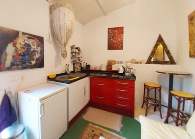 Cocina-del-espacio-laksmi-de-la-casa-rural-eden-garden-comares