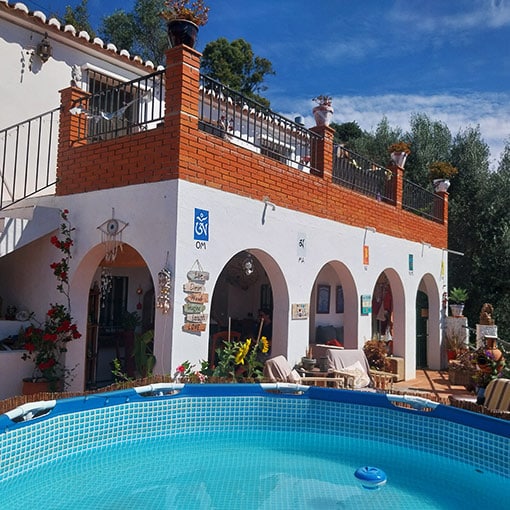 Facha-principal-de-la-casa-rural-eden-garden-comares