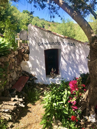 Mantra-del-espacio-hanuman-en-la-casa-rural-eden-garden-comares