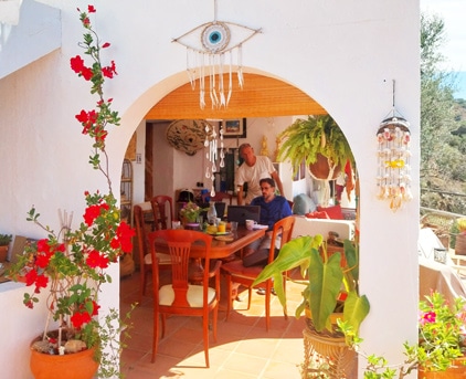 Porche-del-espacio-eden-house-en-la-casa-rural-eden-garden-comares