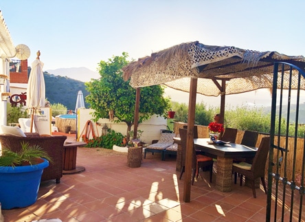 Terraza-espacio-ganesha-de-la-casa-rural-eden-garden-comares